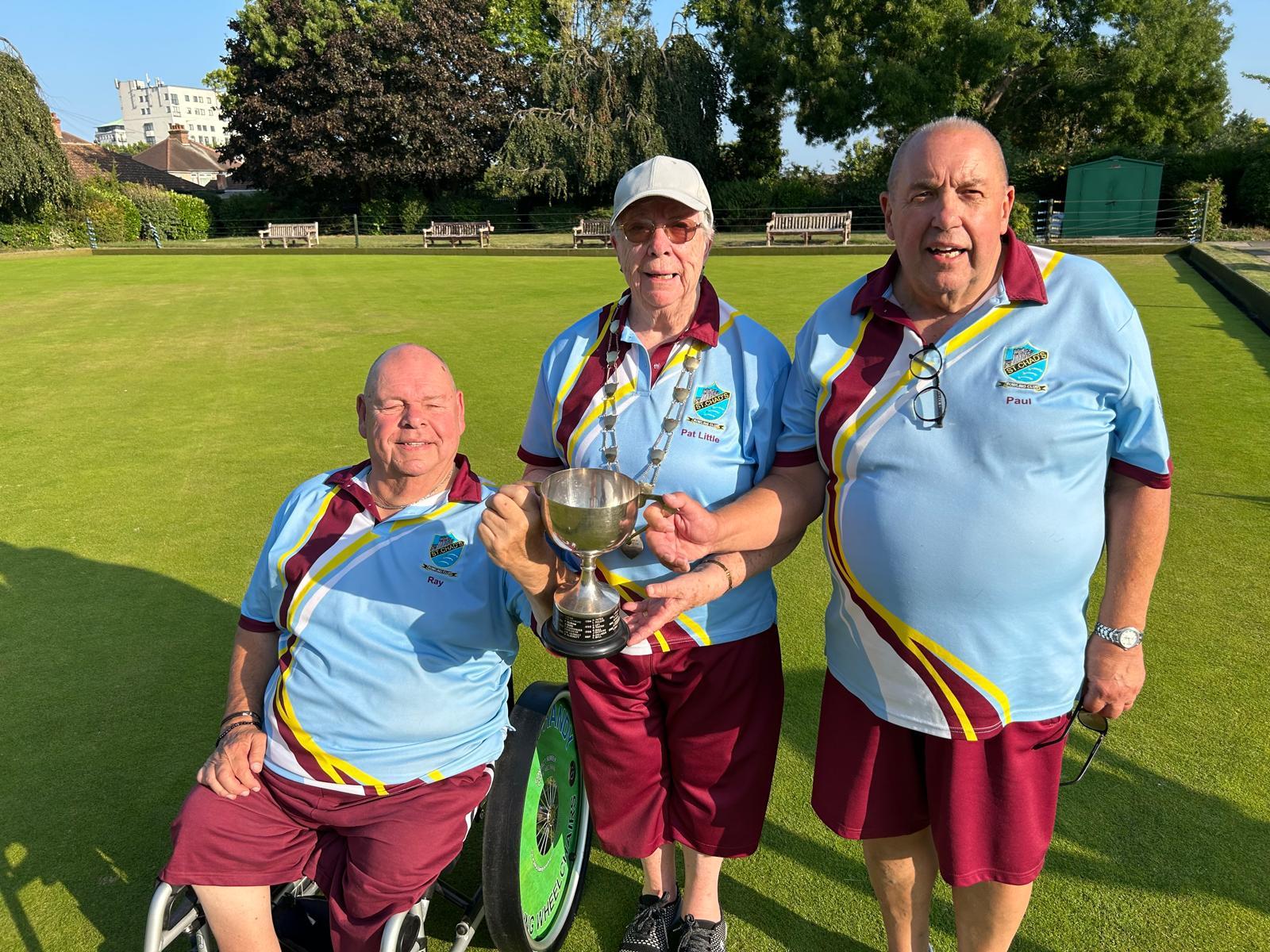 Acting president Pat Little presenting the 2-woods cup to Paul Smeulders